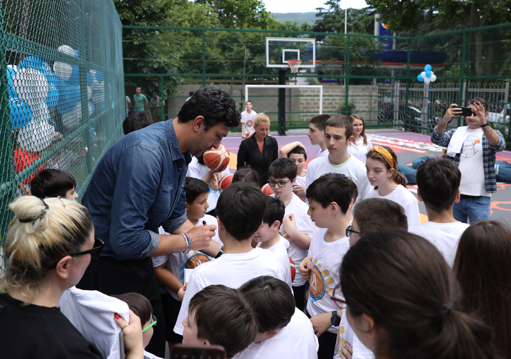 Zaza Pachulia Met the Children and Youth of Archi